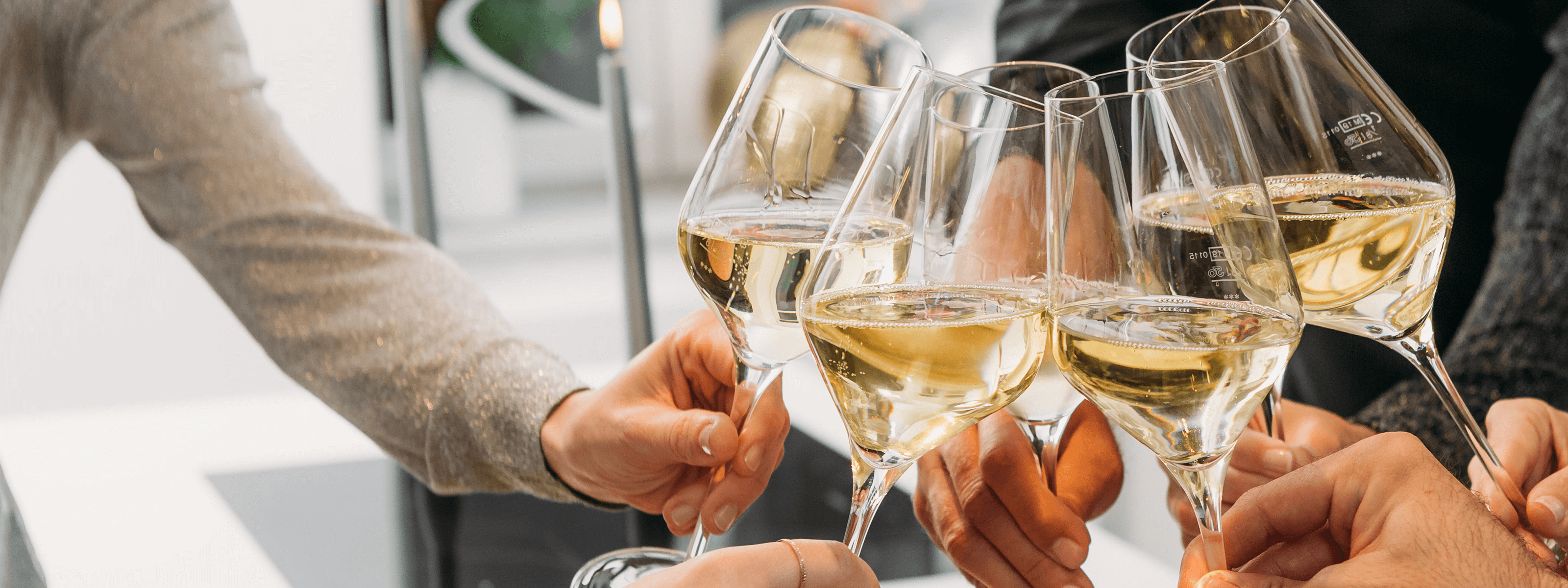 Freunde stoßen mit einem Schlumberger Sparkling Brut an