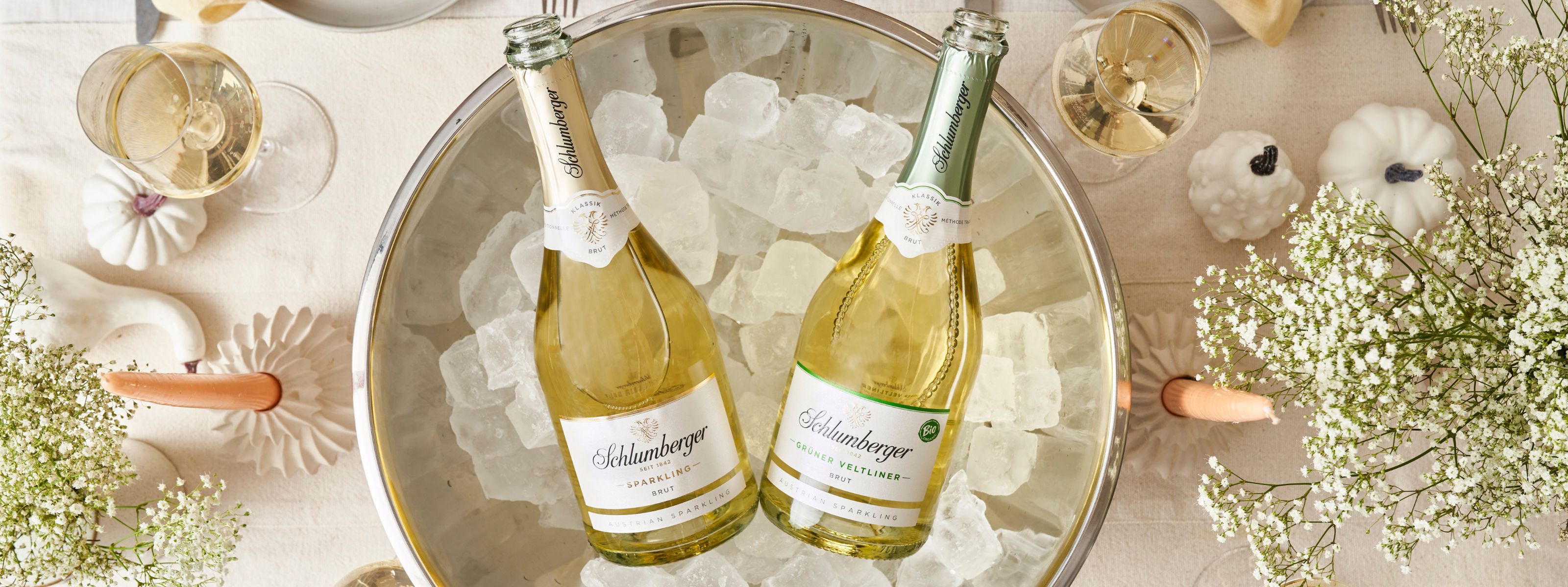 Sparkling Brut und Grüner Veltliner Brut in Sektschalte mit Eis