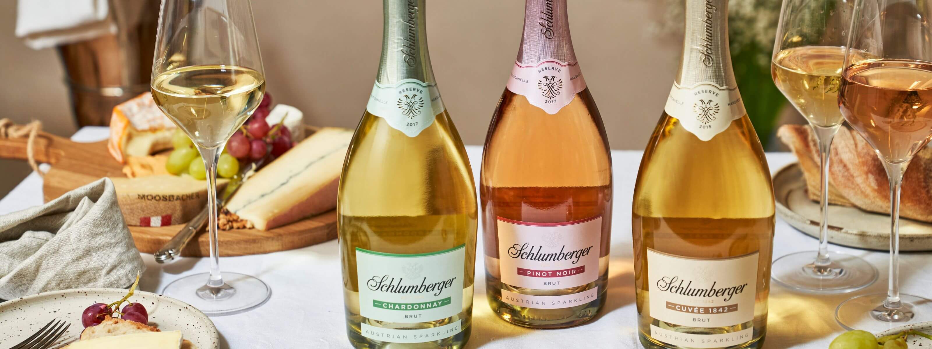 Drei Reserve Flaschen stehen auf einem gedeckten Tisch