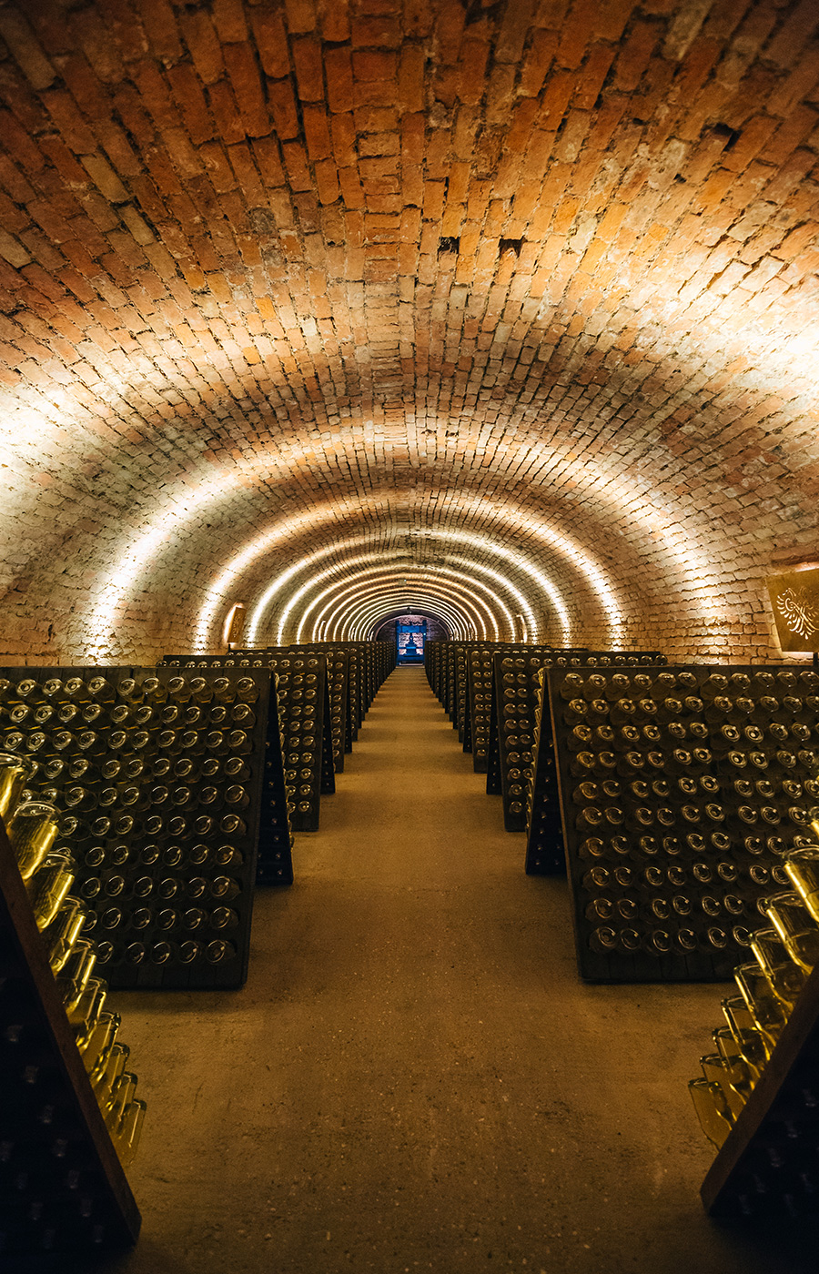 Schlumberger Kellerwelten mit Qualitätsschaumwein und beleuchtetem Mittelgang