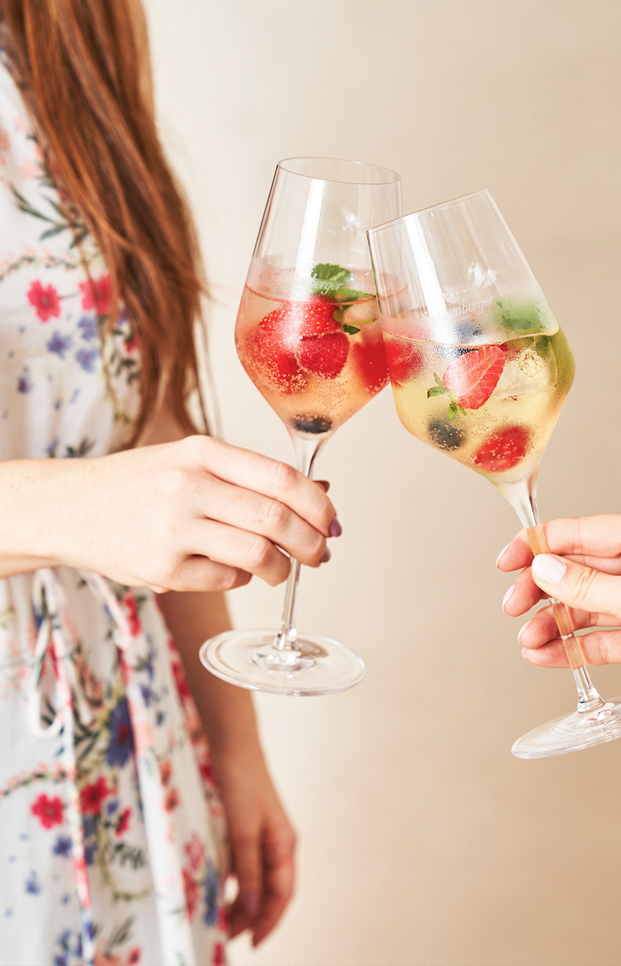 Zwei Frauen stoßen mit Schlumberger Sekt an