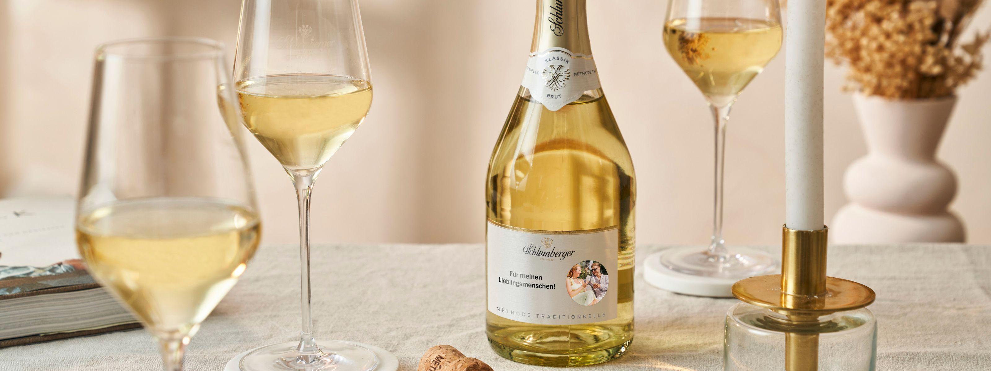 Schlumberger Sparkling Flasche personalisierte mit Gläsern am Tisch