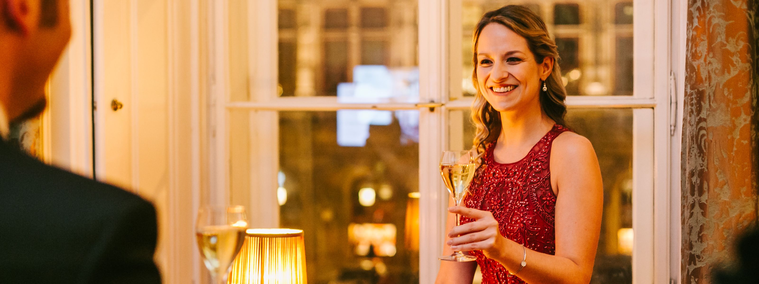 Dame wartet mit Sektglas auf ihren Partner
