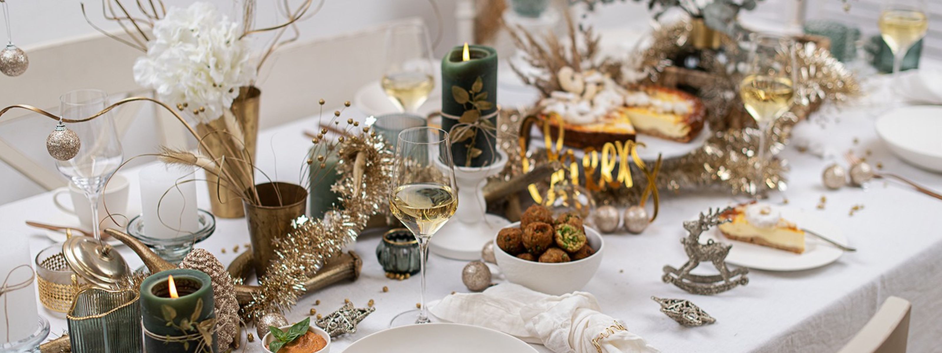 Weihnachtstafel gedeckt mit Torte und Sekt