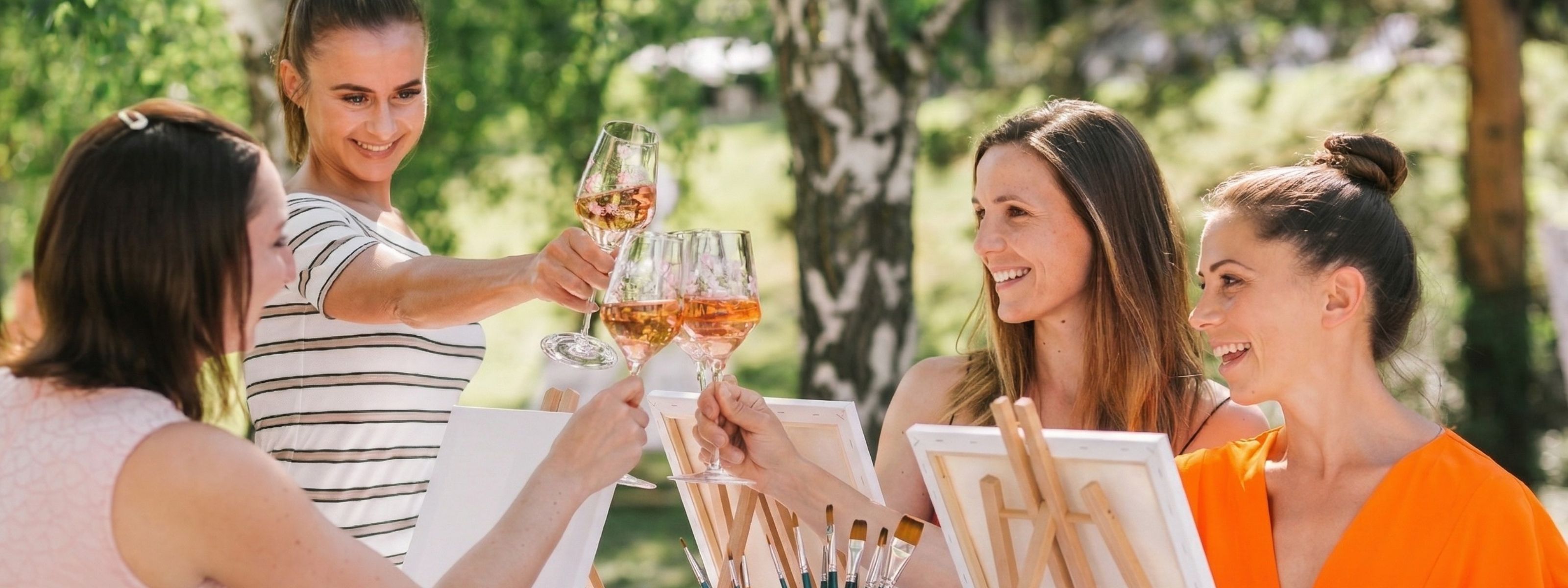 Vier Damen stoßen mit Rosé an und mal ein Bild im Garten