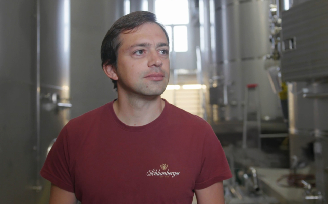 Schlumberger Kellermeister auf dem Weg zur Qualitätsprüfung.