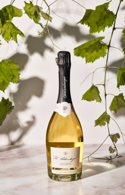 Schlumberger Große Reserve vor Weinreben