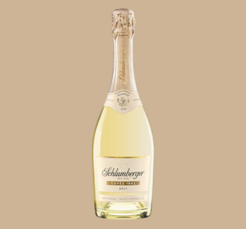 Schlumberger Cuvee 1842 Reserve vor sandfarbenem Hintergrund
