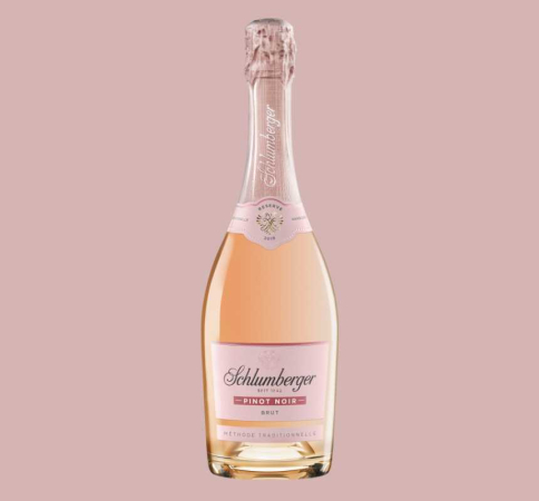 Schlumberger Pinot Noir Reserve vor burgunderfarbenen Hintergrund