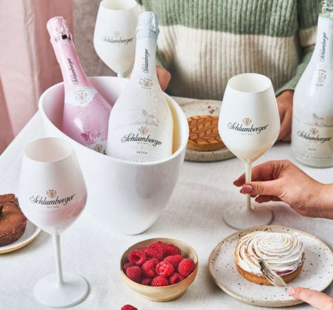 Ice Seccos liegen im Kühler nd Person hält weißes Schlumberger Glas