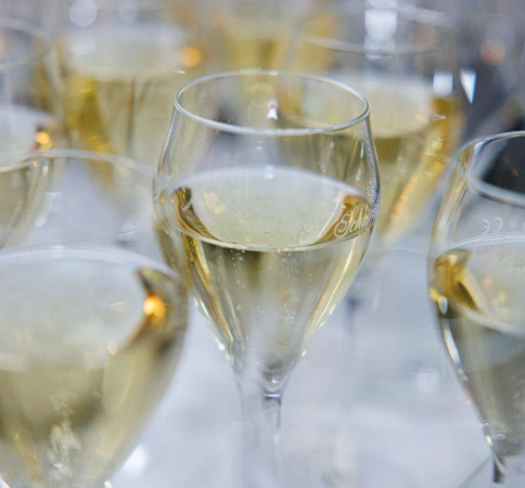 Sektgläser eingeschenkt mit Sparkling Brut