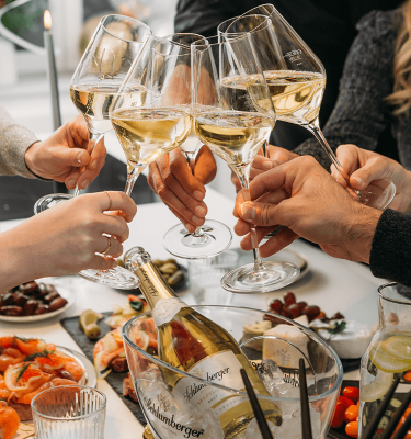 Freunde stoßen mit einem Schlumberger Sparkling Brut an
