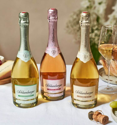 Drei Flaschen Schlumberger Reserve stehen auf einem Tisch