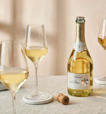 Schlumberger Sparkling Flasche personalisierte mit Gläsern am Tisch