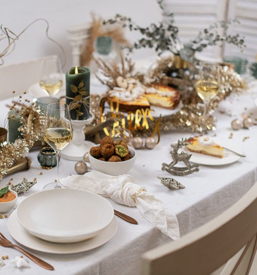 Gedeckte WEihnachtstafel mit Kuchen und Sekt