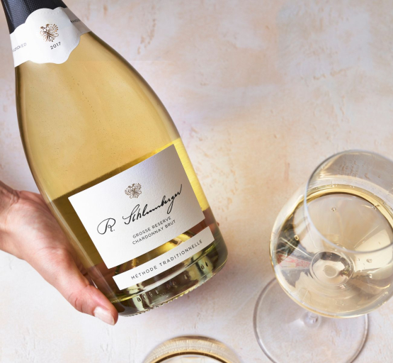 Person präsentiert Charonnday Große Reserve