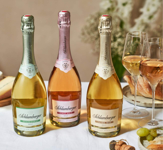 Drei Schlumberger Reserve Flaschen stehen auf einem Tisch