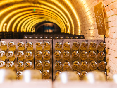 Sektflaschen in traditioneller Lagerung