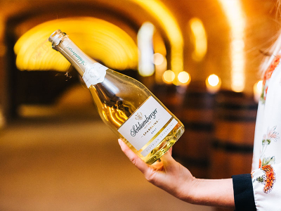 Dame hält Schlumberger Sekt in der Hand