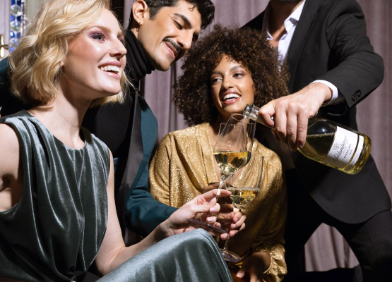 Freunde stoßen mit Schlumberger zu Silvester an