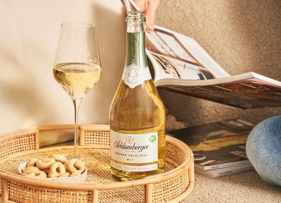 Sektflasche Grüner Veltliner mit Glas auf einem Tablett